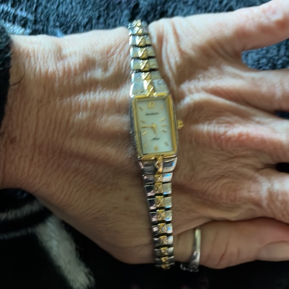 ARMITRON WATCH⌚️ MOTHER OF PEARL FACE WITH STRETCHY BAND FITS ANY SIZE WRIST 🔋 - Picture 8 of 8